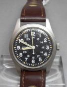 US MILITÄRUHR / ARMBANDUHR / US military wristwatch, Handaufzug, 1981. Rundes Stahlgehäuse mit 24-