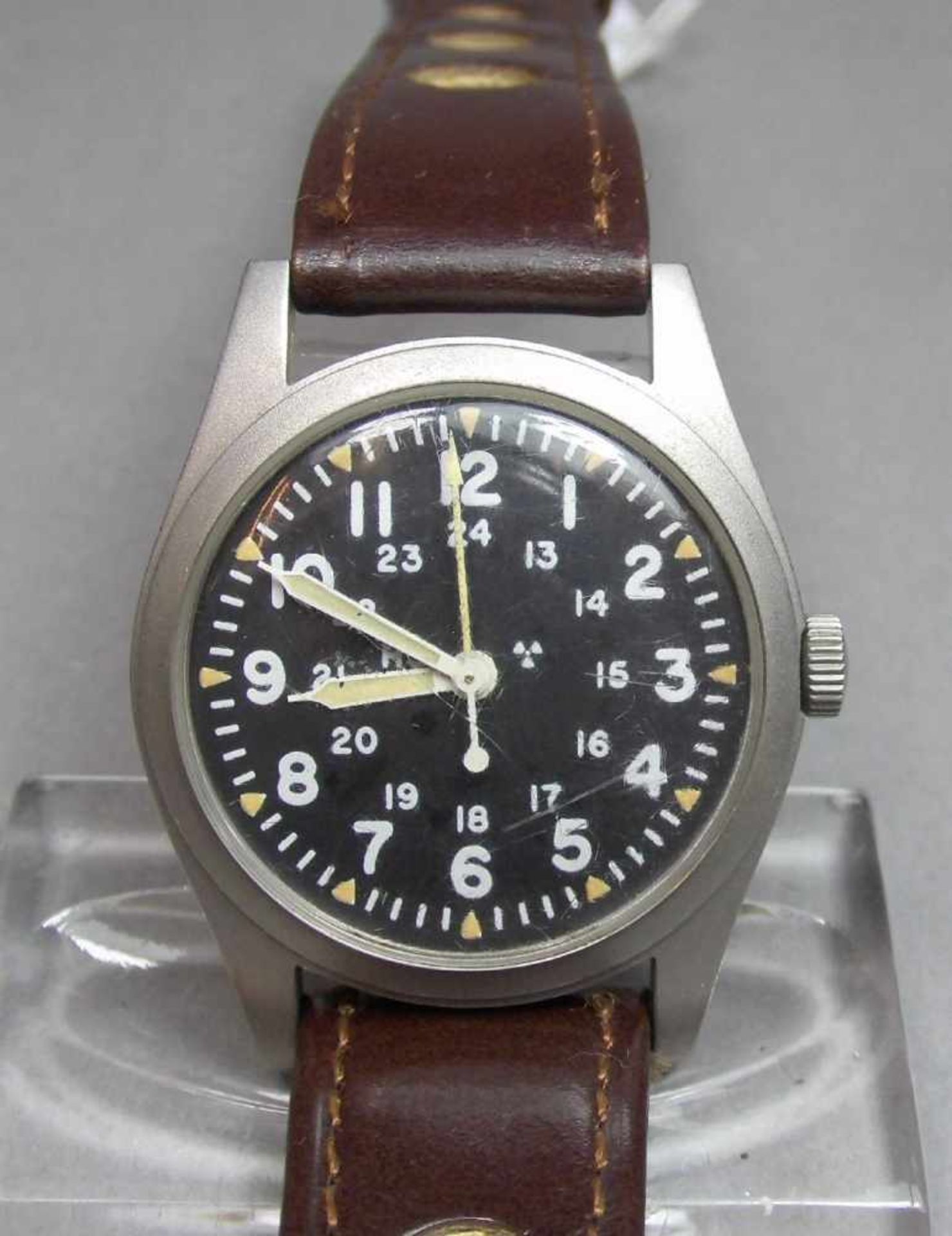 US MILITÄRUHR / ARMBANDUHR / US military wristwatch, Handaufzug, 1981. Rundes Stahlgehäuse mit 24-