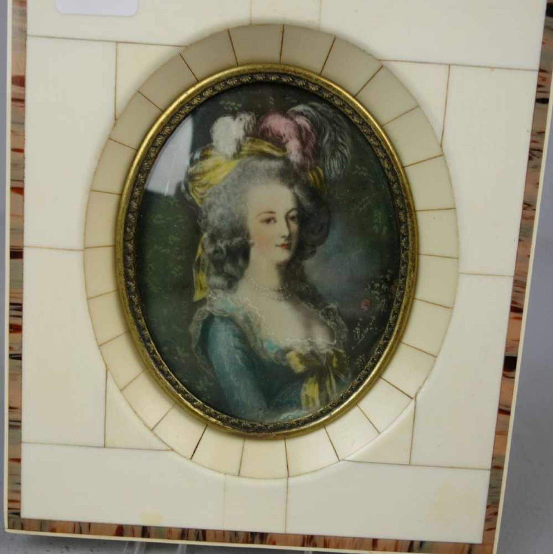 MINIATUR IM BEINRAHMEN, "Marie Antoinette", Temperamalerei. Ovaler Bildausschnitt hinter - Bild 2 aus 4