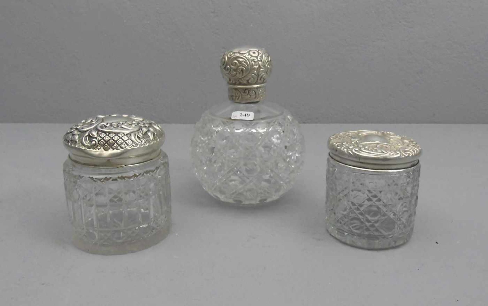 3 GLASGEFÄSSE MIT SILBERMONTUREN / glass jars with silver, England, um 1900. Drei unterschiedliche