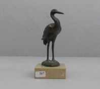 SKULPTUR: "Storch", Régule, bronziert, auf Natursteinpostament, Anfang 20. Jh.; naturalistisch, in