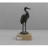 SKULPTUR: "Storch", Régule, bronziert, auf Natursteinpostament, Anfang 20. Jh.; naturalistisch, in