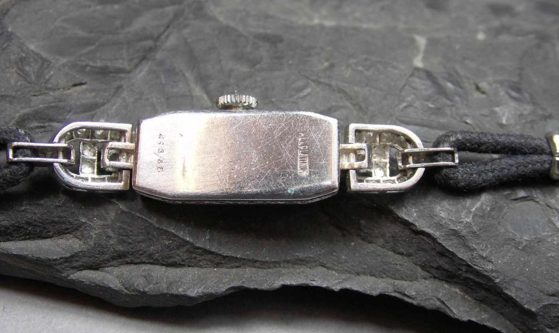 ART DÉCO - ARMBANDUHR / wristwatch, Platingehäuse, besetzt mit einer Vielzahl an Diamanten. - Bild 4 aus 5