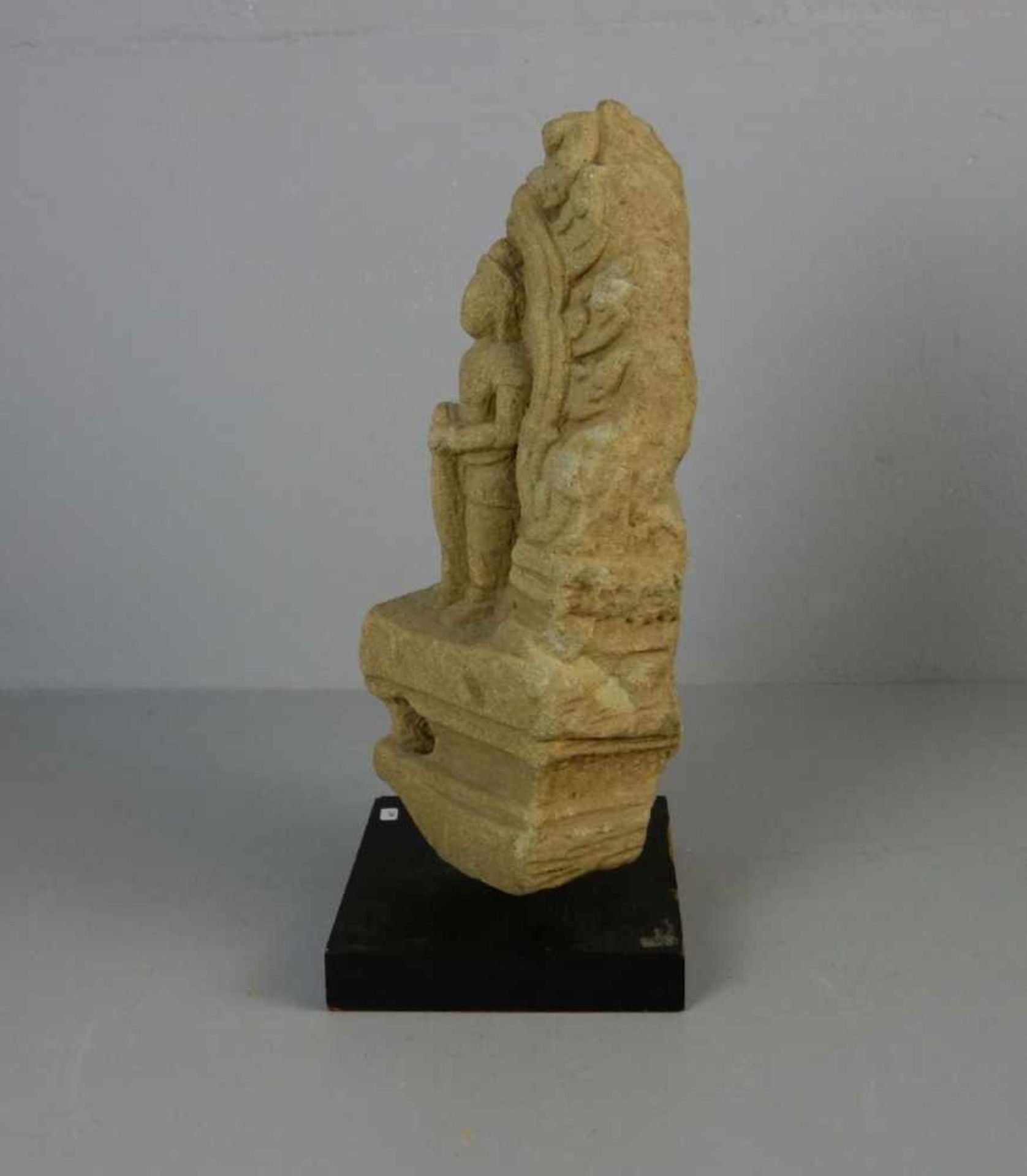 RELIEF: "Tempelwächter", Sandstein, Tempelfragment, Südostasien, wohl Thailand, 13./14. Jh., - Bild 2 aus 4