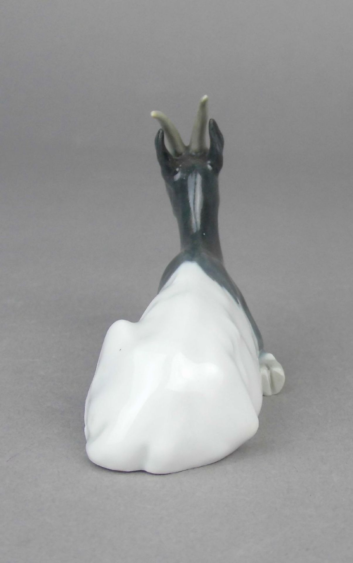 PORZELLANFIGUR / porcelain figure: "Ruhende Ziege", Manufaktur Meissen, unterglasurblaue - Bild 2 aus 4