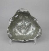 JUGENDSTIL - SCHALE / art nouveau pewter bowl, Zinn (ungemarkt), um 1900. Dreipassige Form mit