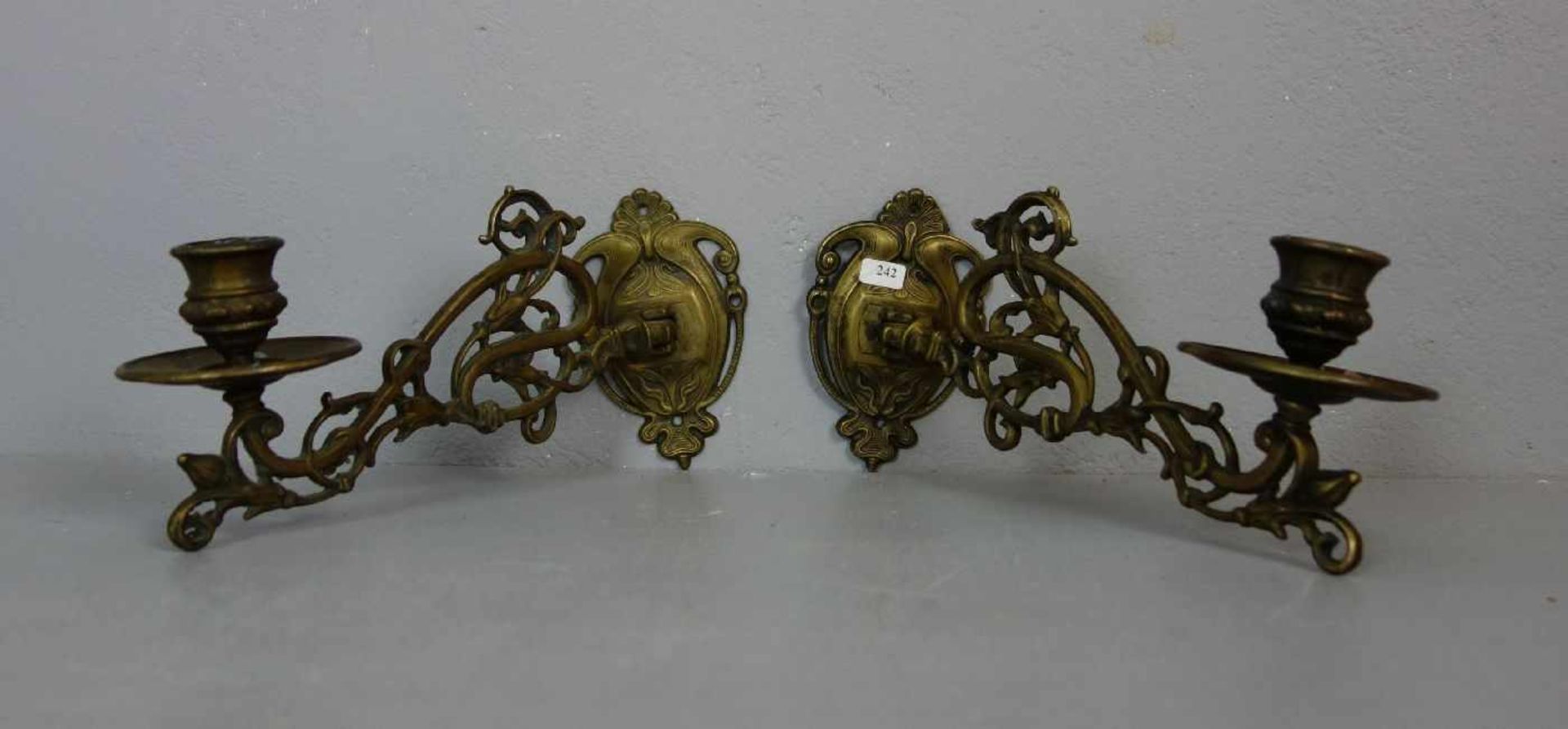 PAAR JUGENDSTIL KLAVIERLEUCHTER / pair of art nouveau piano candlesholder, Messing, durchbrochen