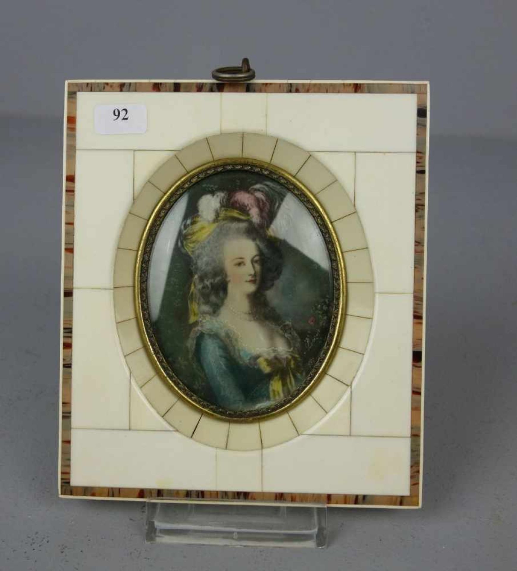 MINIATUR IM BEINRAHMEN, "Marie Antoinette", Temperamalerei. Ovaler Bildausschnitt hinter