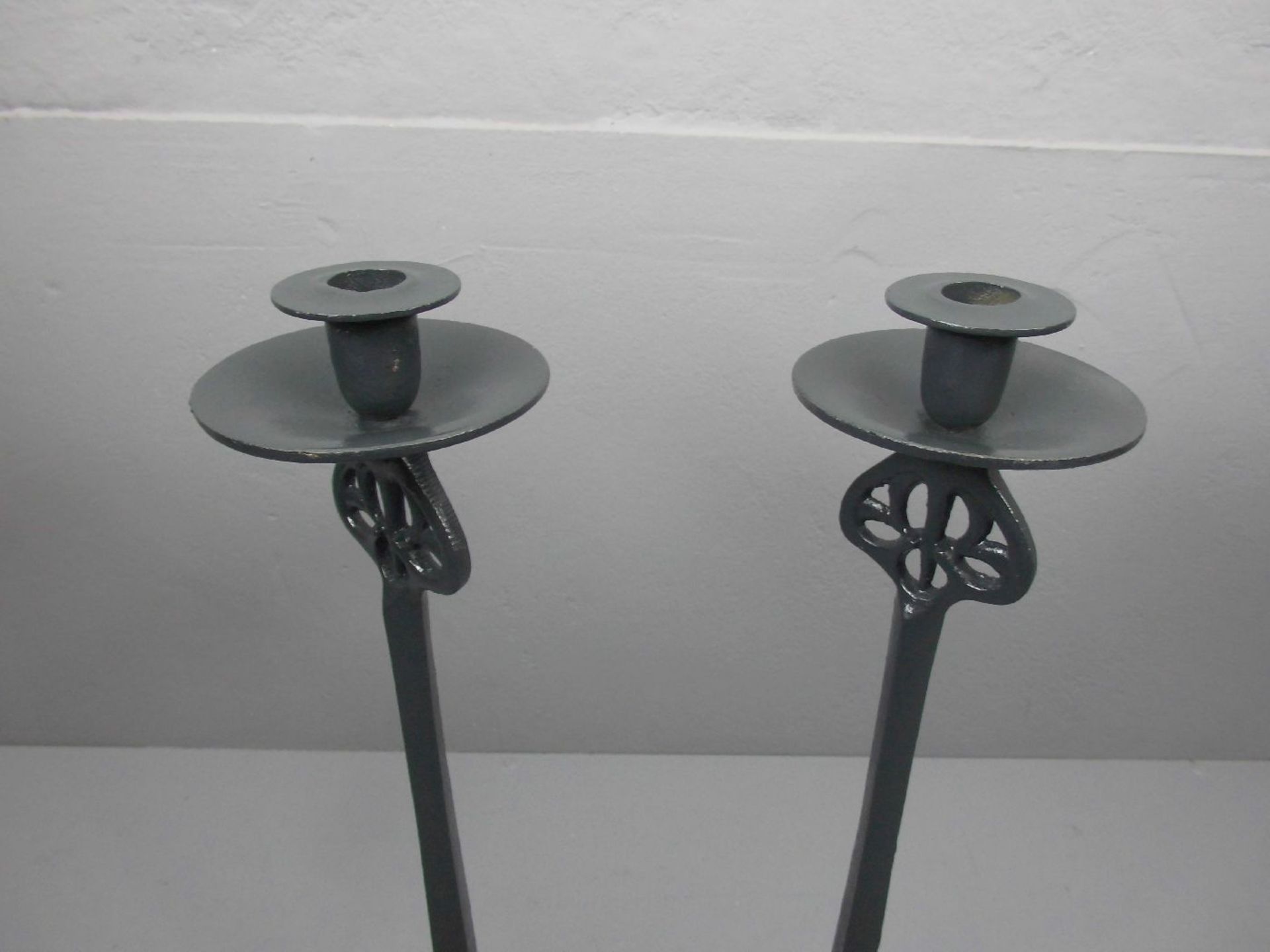 PAAR JUGENDSTIL LEUCHTER / art nouveau candle stands, Eisen, durchbrochen gearbeitet und wohl - Bild 3 aus 4