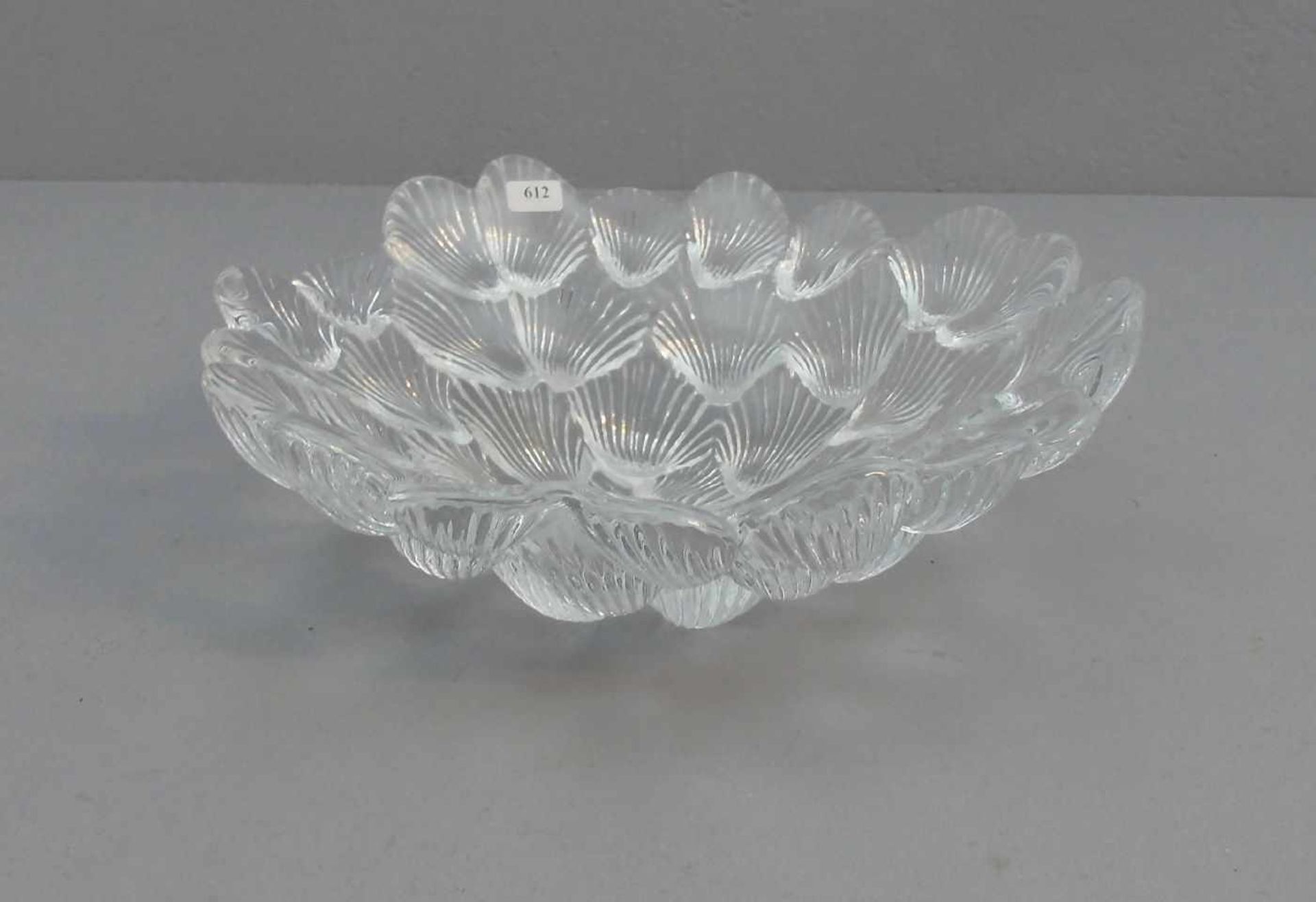 GLASSCHALE mit Muschelmotiven im Relief / bowl. Tief gemuldete Form mit geschweiftem, unregelmäßigem