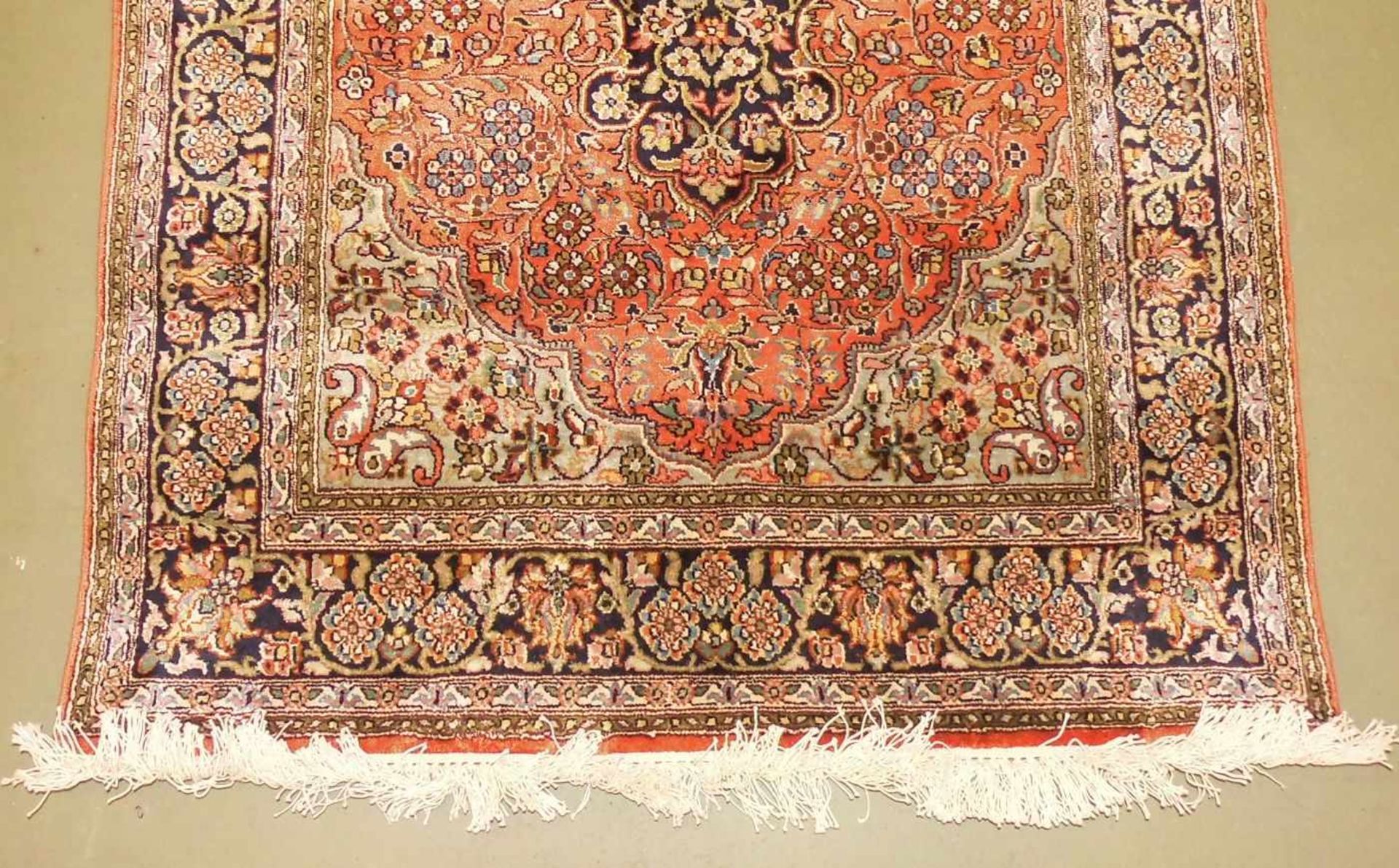 ORIENTTEPPICH / SEIDENTEPPICH / BRÜCKE / silk rug, Seide, 2. Hälfte. 20 Jh.; Haupt- und - Image 2 of 3