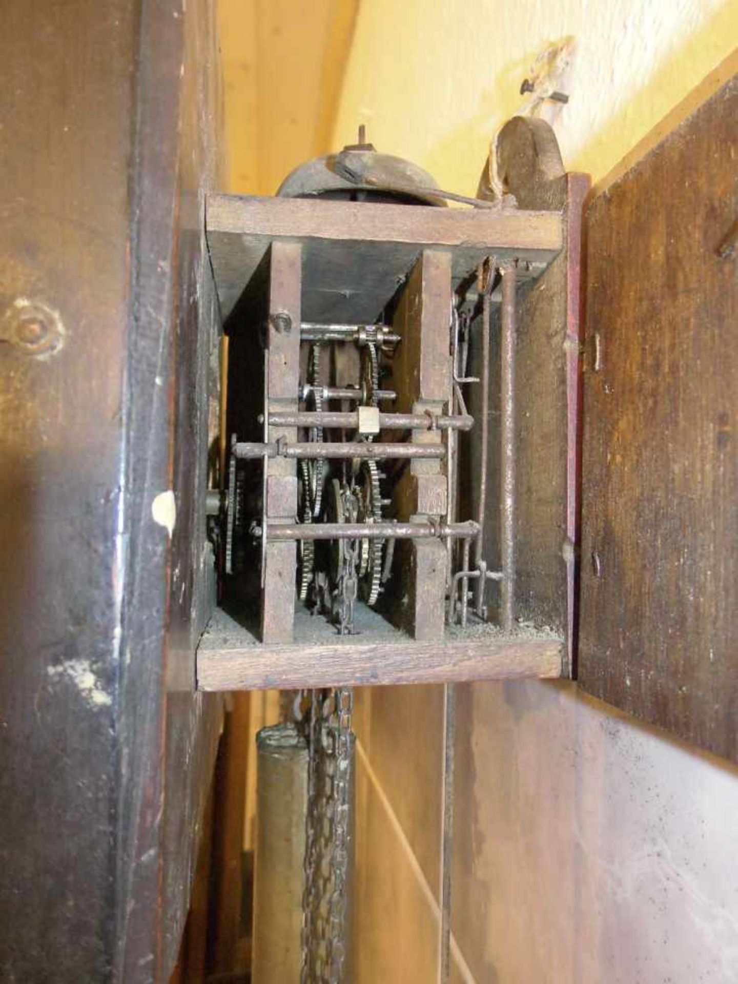 SCHWARZWÄLDER RAHMENUHR, 19. Jh.; eckiges Holzgehäuse, schauseitig mit Glastür. Geprägtes - Image 5 of 6