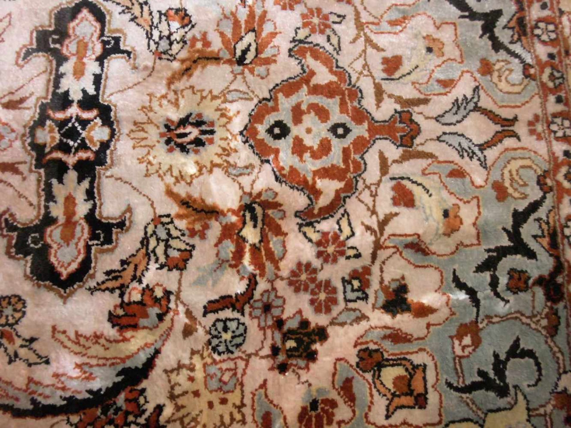 KLEINER ORIENTTEPPICH / SEIDENTEPPICH / BRÜCKE / silk rug, Seide, 2. Hälfte. 20 Jh.; Haupt- und - Image 4 of 7