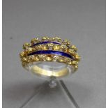 MODERNER RING, 750er Gelbgold (4,2 g) mit blauem Emaille-Dekor. Ringkopfbreite 9 mm. Ring-Gr. 51.