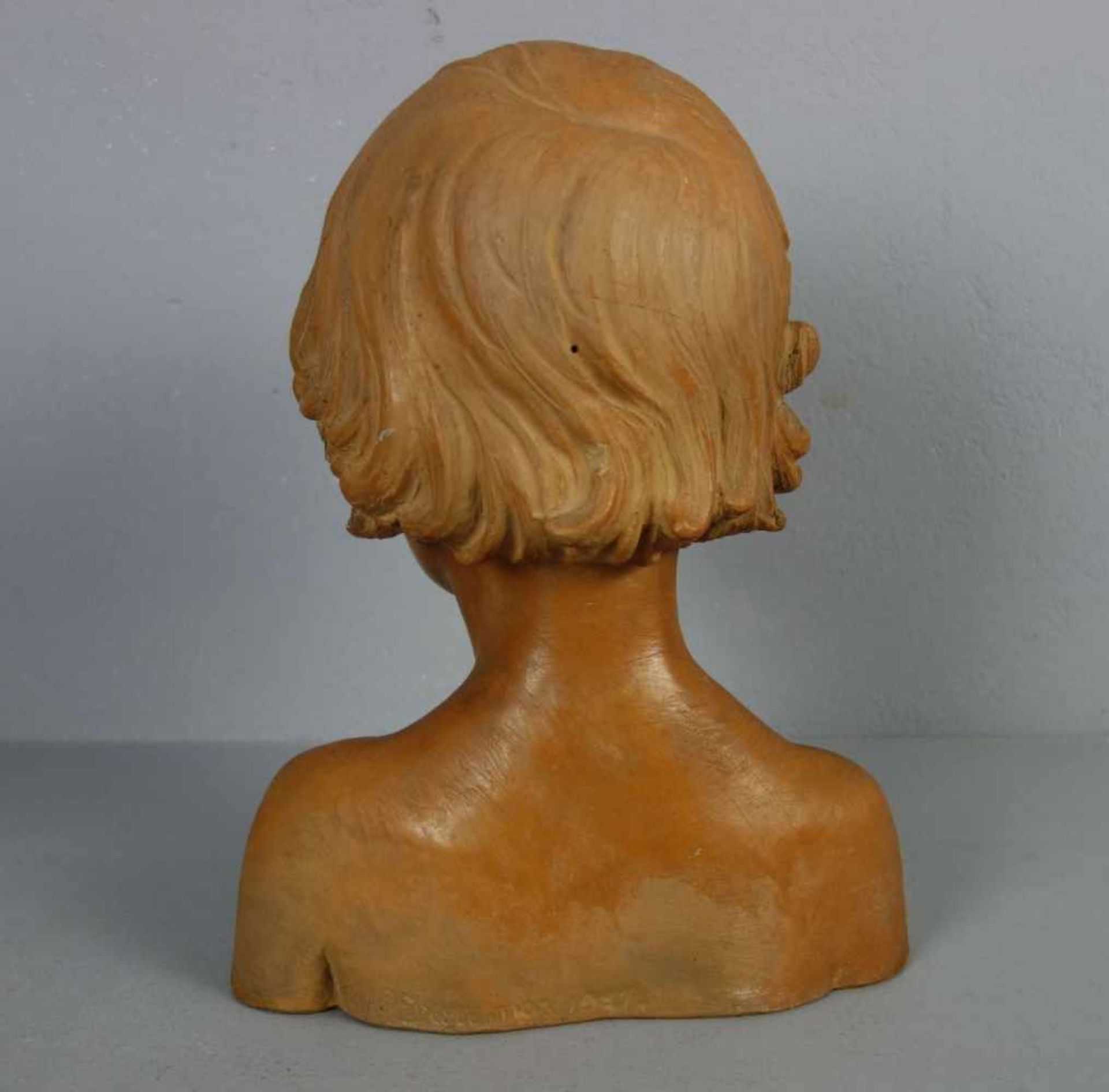 KOLLMAR, WILHELM (1872-1948), Skulptur: "Büste eines Mädchens", Terrakotta, revers vertieft signiert - Bild 3 aus 5