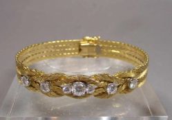 ARMBAND / bracelet, 750er Gold (38,4 g), gearbeitet in vier geflochtenen Strängen und besetzt mit