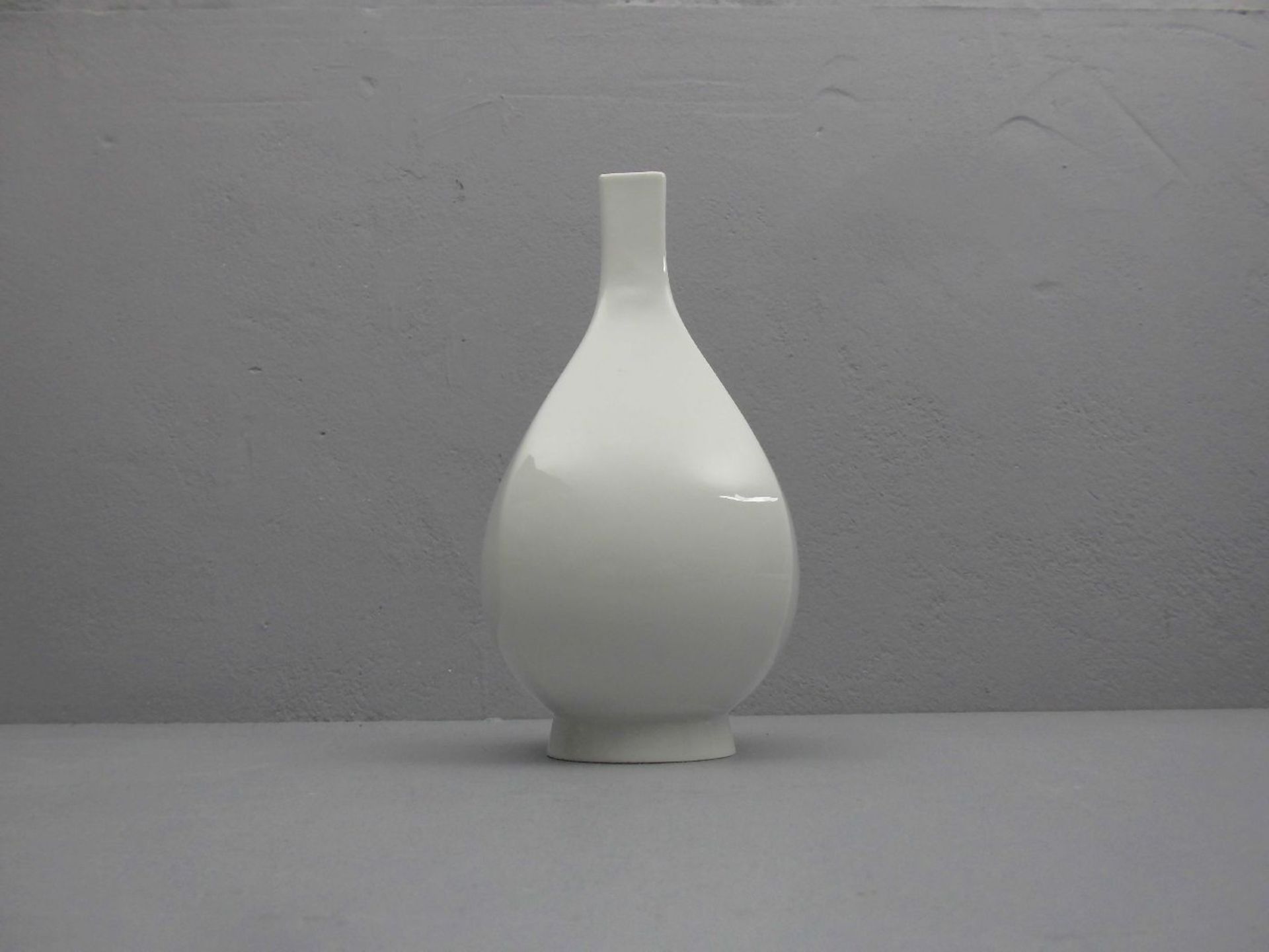 VASE, Weissporzellan, KPM - Königliche Porzellanmanufaktur Berlin, unterglasurblaue Zeptermarke, - Bild 2 aus 4