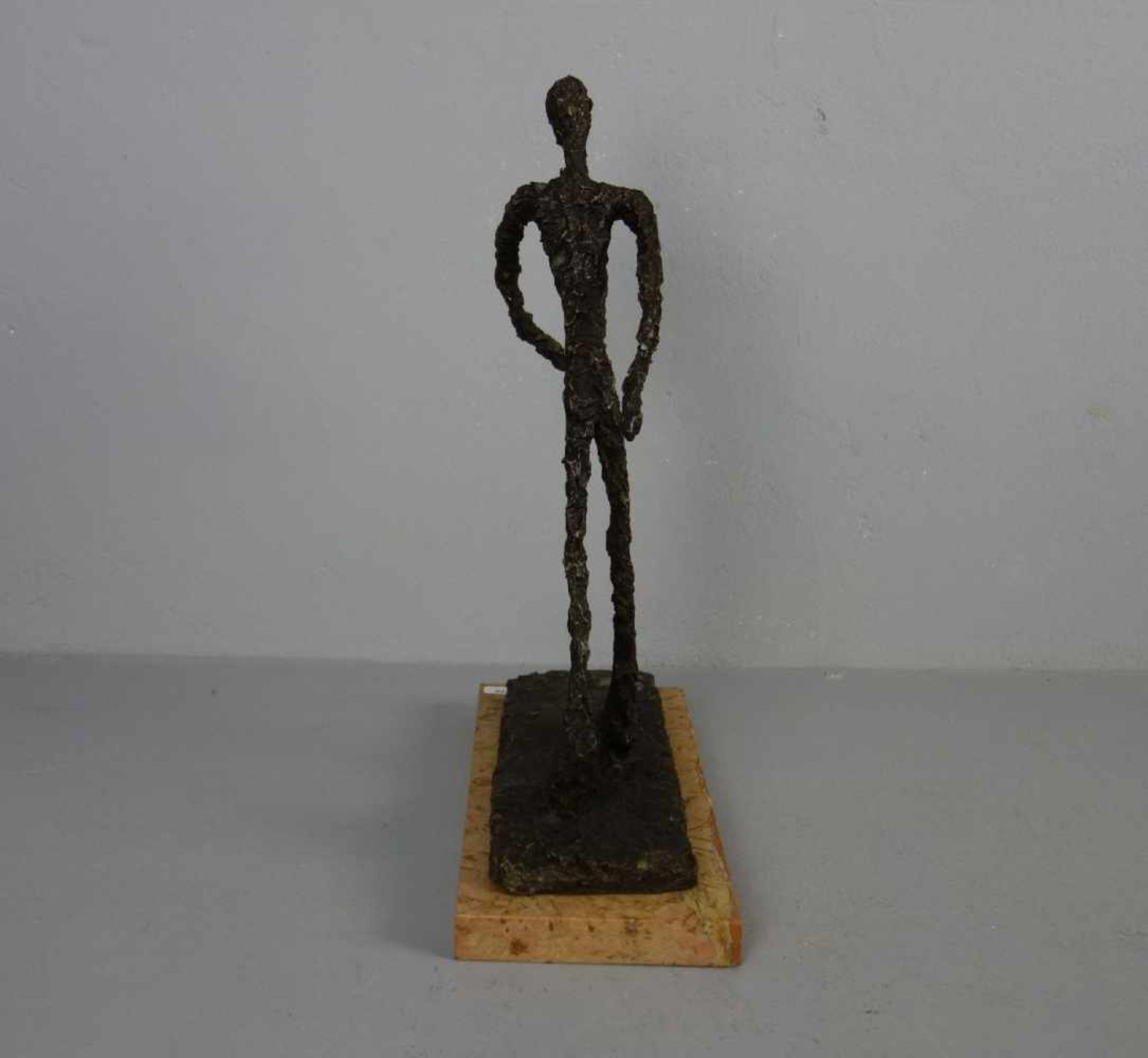 nach GIACOMETTI, ALBERTO (Borgonova 1901-1966 Chur), Skulptur / sculpture: "Schreitender Mann", - Bild 4 aus 4