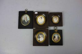 5 MINIATUREN, Temperamalerei. Familienporträts: Bildnisse eines Mannes, dreier Frauen und eines