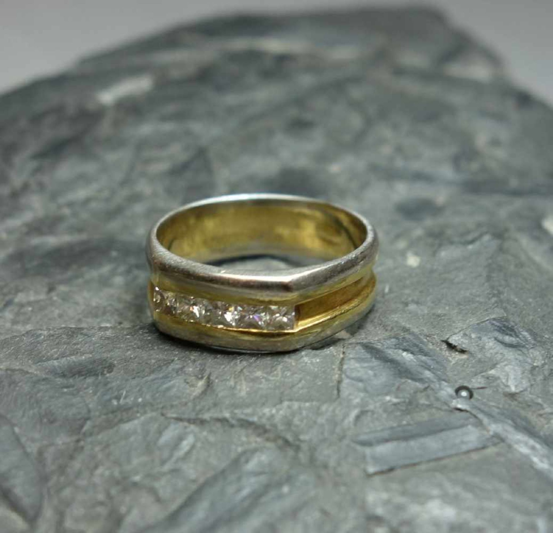 RING, bicolor, 750er Gold (5,4 g), Ringschiene besetzt mit 5 Brillanten von je 0,05 ct.; Ringgr.