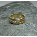 RING, bicolor, 750er Gold (5,4 g), Ringschiene besetzt mit 5 Brillanten von je 0,05 ct.; Ringgr.