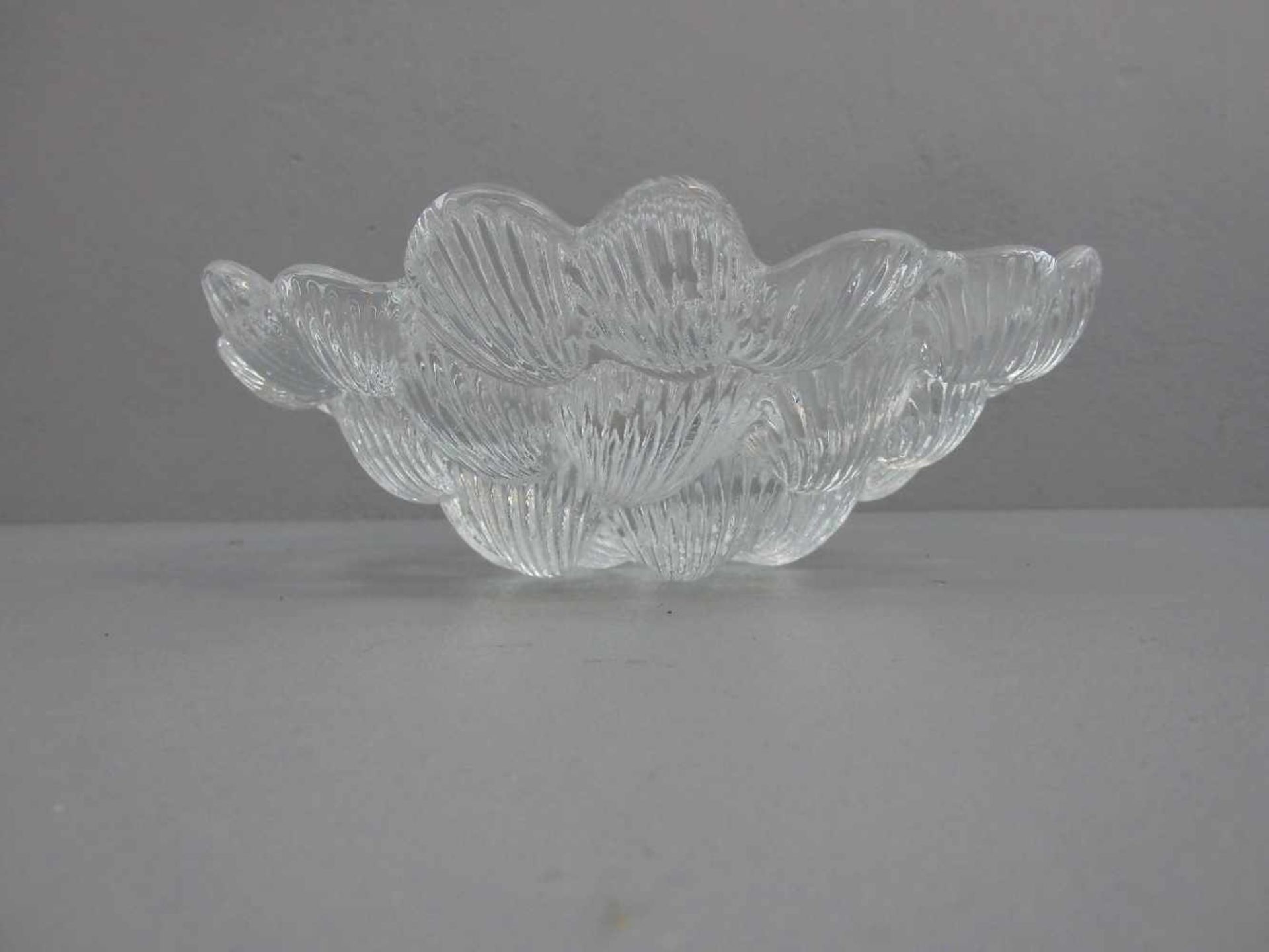 GLASSCHALE mit Muschelmotiven im Relief / bowl. Tief gemuldete Form mit geschweiftem, unregelmäßigem - Bild 3 aus 3