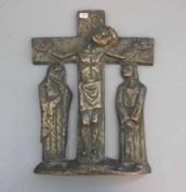 BRONZERELIEF / WANDRELIEF "KREUZIGUNG", 20. Jh., Bronze. Relief mit dem Gekreuzigtem, Maria und