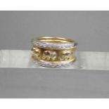 BREITER RING MIT BRILLANTBESATZ, 585er Gelbgold, 7,6 g. Breite Ringschiene mit erhabenem Reliefdekor