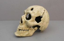 SCHÄDEL / MEMENTO MORI / skull, 20. Jh., Eisen, in leichter Stilisierung naturalistisch gearbeitet