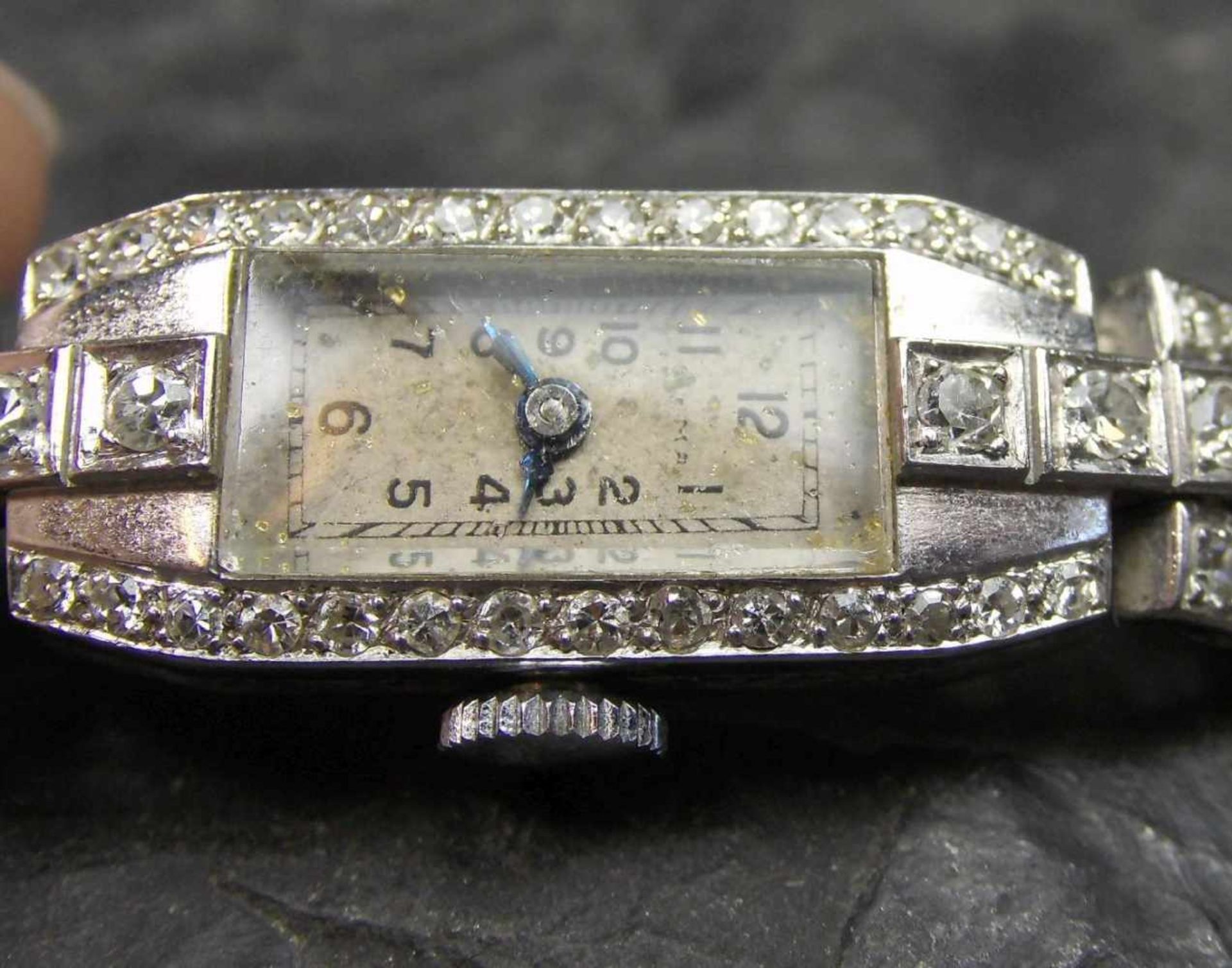 ART DÉCO - ARMBANDUHR / wristwatch, Platingehäuse, besetzt mit einer Vielzahl an Diamanten. - Image 3 of 5