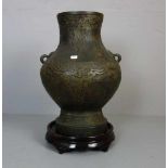 KORO / VASE , China, ungemarkt, Bronze, dunkelbraun patiniert. Vase in gebauchter Form mit leicht