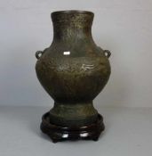 KORO / VASE , China, ungemarkt, Bronze, dunkelbraun patiniert. Vase in gebauchter Form mit leicht