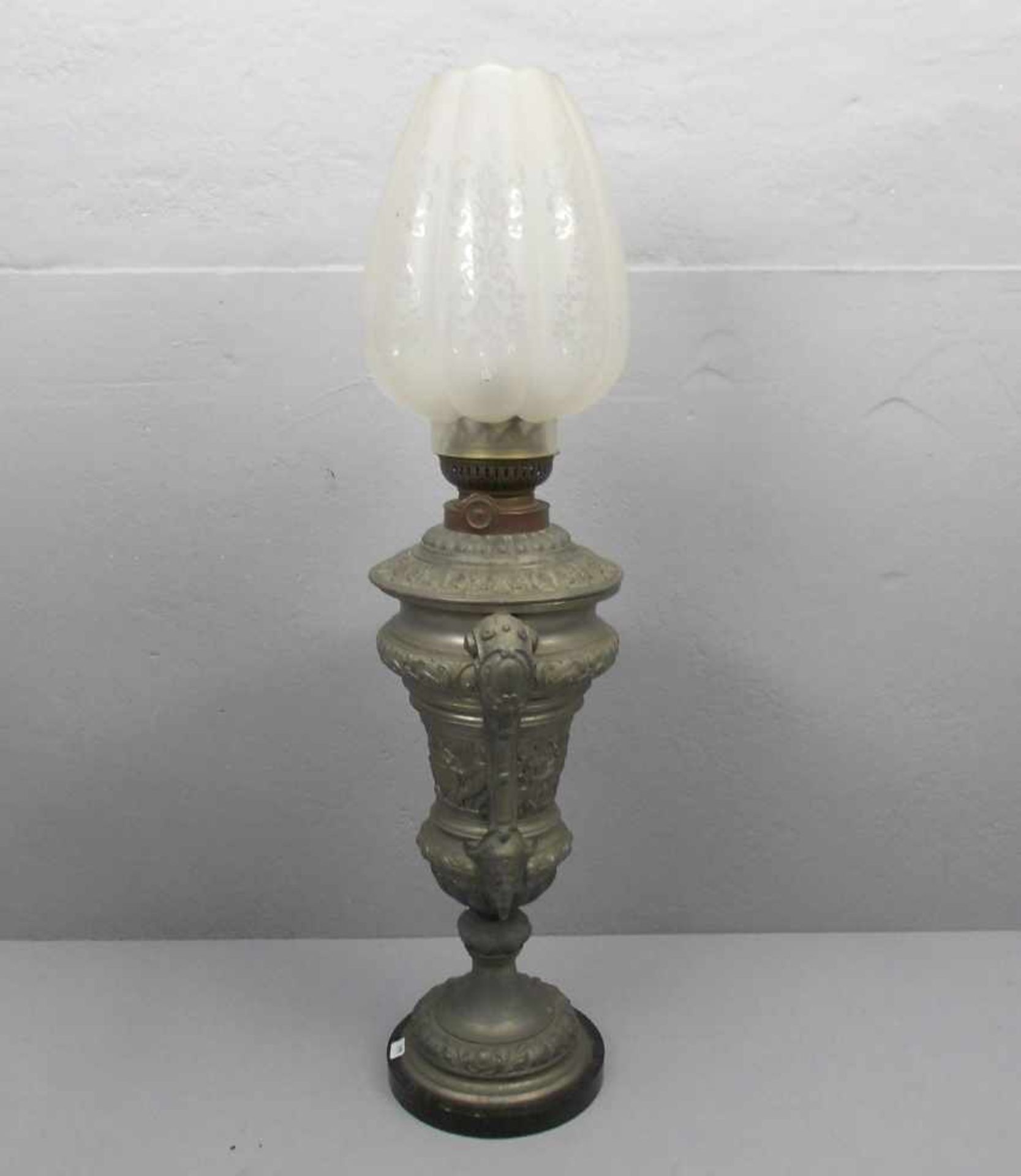 PETROLEUMLAMPE IN VASENFORM / petrol lamp, Historismus, um 1880; Zink, Glas und Messingmonturen. - Bild 2 aus 3