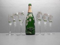 6 SEKTKELCHE mit stilisiertem Blütendekor, passend zur Champagner-Flasche "Perrier Jouet - Belle