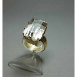 MASSIVER RING, besetzt mit großem hellem Stein von 5,3 ct. in Kronenfassung aus 585er Gelbgold (15,6