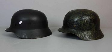 2 STAHLHELME / steel helmets, 20. Jh., geschwärztes Metall, Helmglocke jeweils mit Nackenschirm;