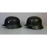 2 STAHLHELME / steel helmets, 20. Jh., geschwärztes Metall, Helmglocke jeweils mit Nackenschirm;