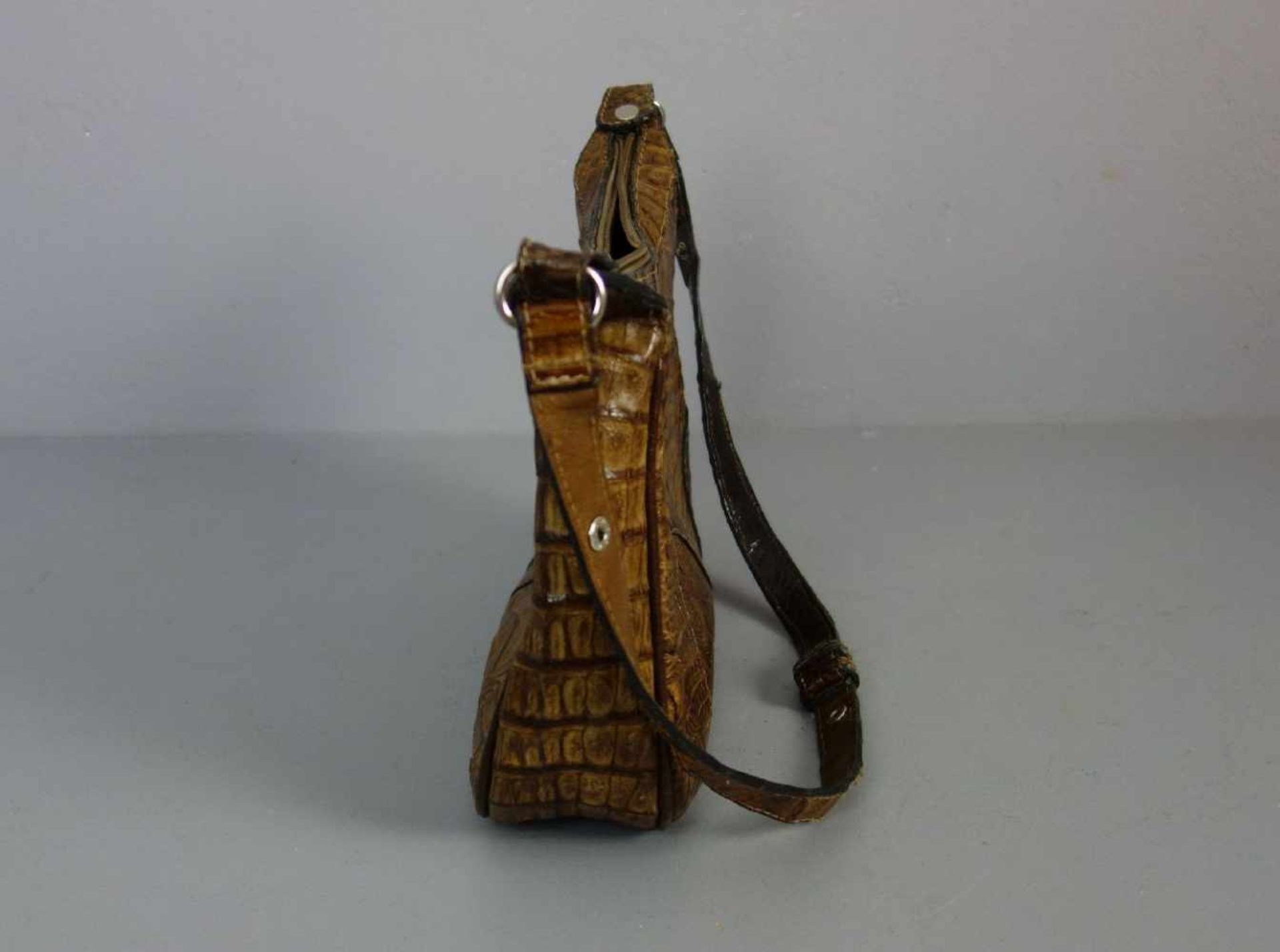 KROKO - HANDTASCHE, 1950er Jahre, Krokodilleder und Kalbsleder in braun. Gebogte Form mit - Bild 2 aus 3