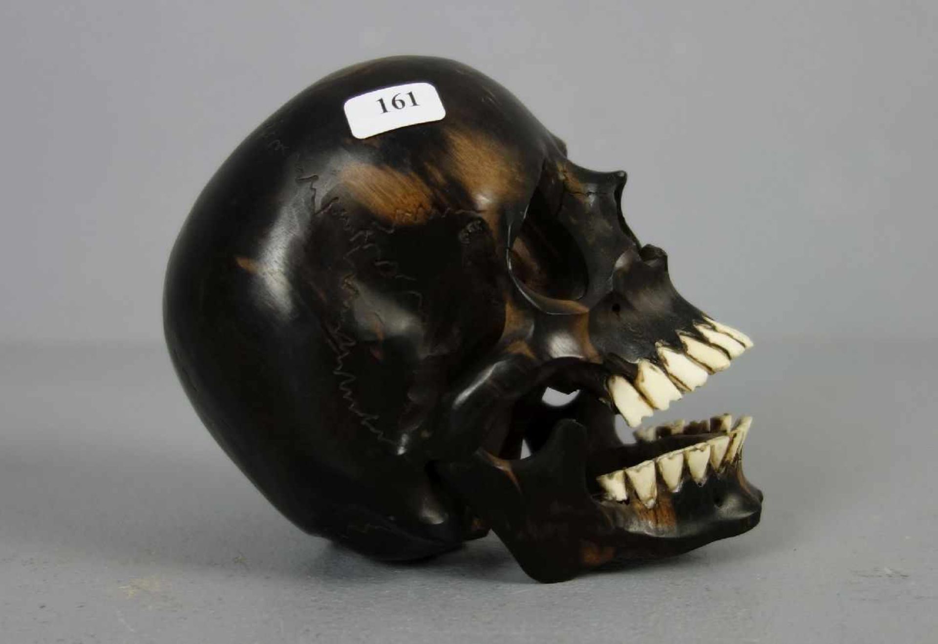 SCHÄDEL / MEMENTO MORI / skull, Buchsbaum, geschnitzt mit montierten Zähnen aus Bein. In leichter - Image 3 of 4