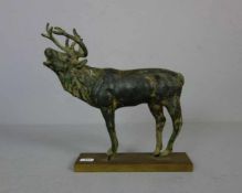 SKULPTUR: "Hirsch", Bronze, dunkelbraun und grün patiniert, um 1900. Naturalistisch gearbeiteter