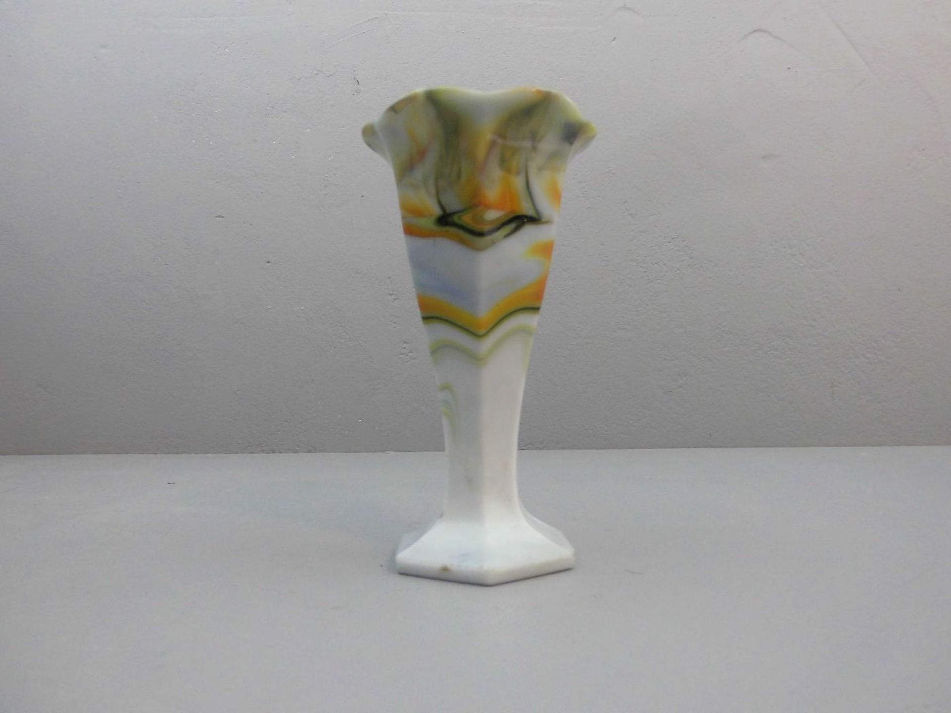VASE, sogenanntes Marmorglas, formgeblasen und geschliffen; weiße Glasmasse mit grünen, gelben und - Bild 2 aus 3