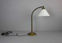 TISCHLAMPE / SCHREIBTISCHLAMPE / table lamp, 1930er Jahre, Glas und Messing. Mehrfach profilierter