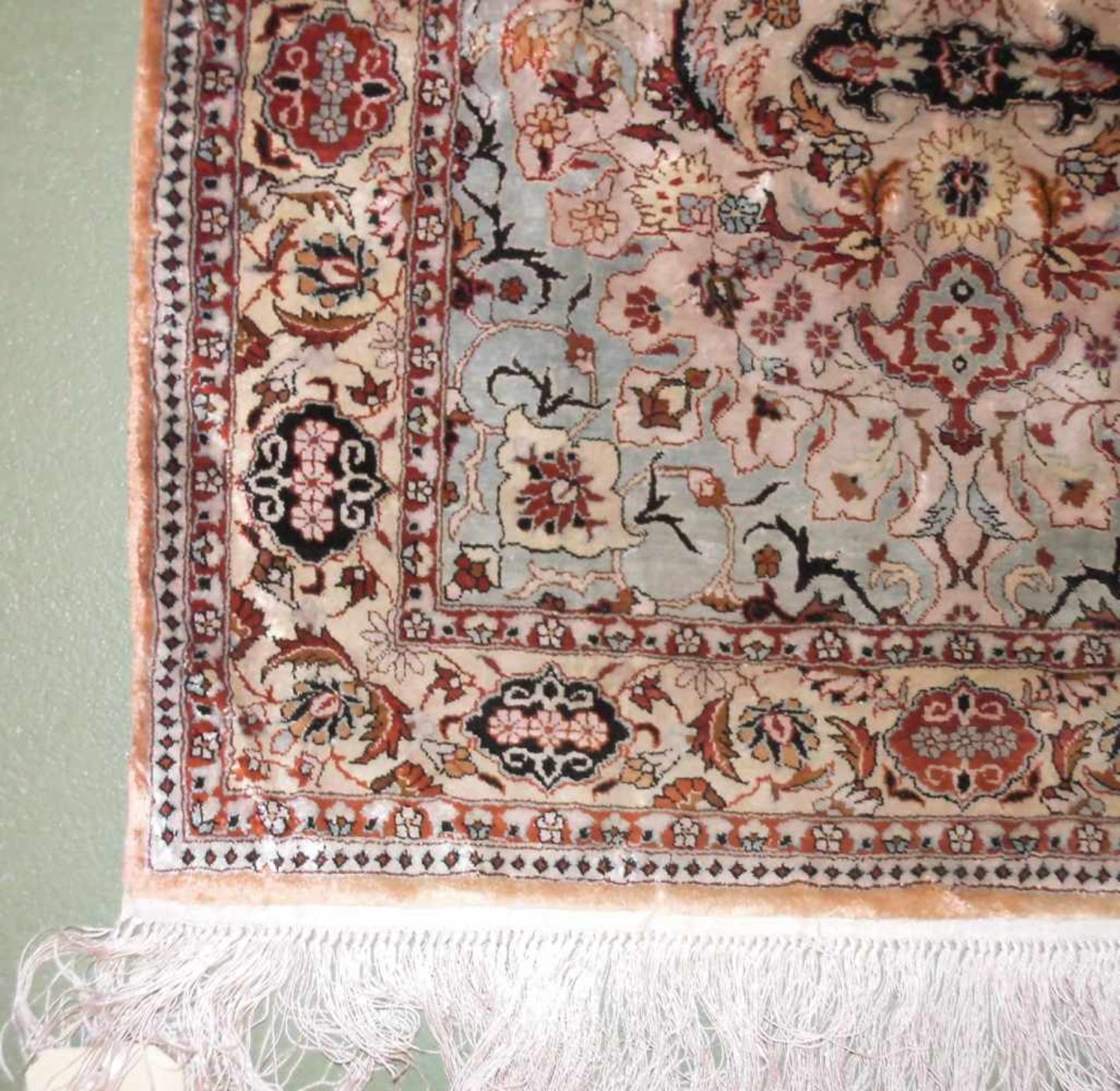 KLEINER ORIENTTEPPICH / SEIDENTEPPICH / BRÜCKE / silk rug, Seide, 2. Hälfte. 20 Jh.; Haupt- und - Image 2 of 7