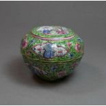 CHINESISCHE CLOISONNE DECKELDOSE, Emaille über Messing. Rundstand, konische und godronierte Wandung,