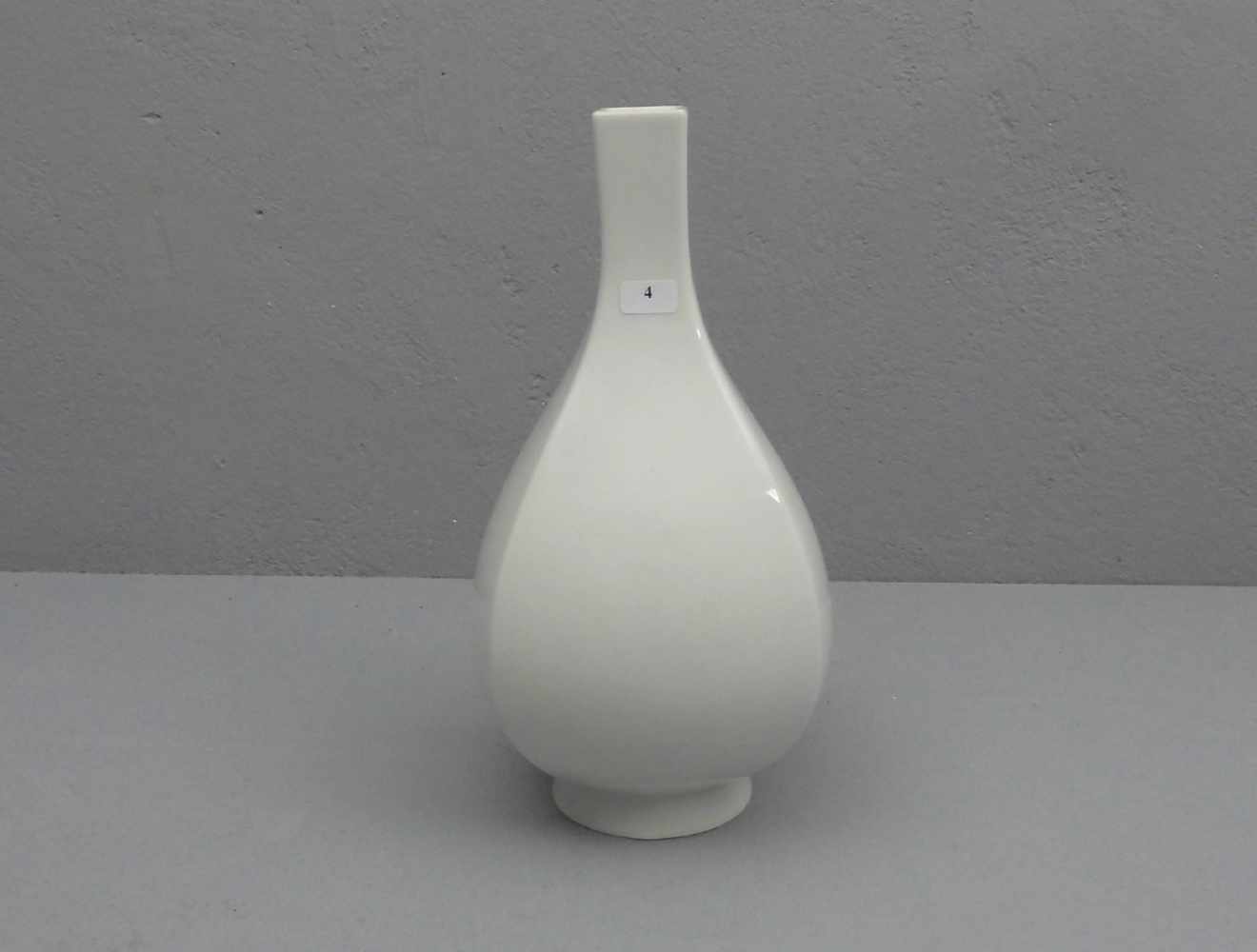 VASE, Weissporzellan, KPM - Königliche Porzellanmanufaktur Berlin, unterglasurblaue Zeptermarke,