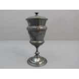 JUGENDSTIL DECKEL - POKAL / art nouveau goblet, silberfarbenes Metall, unter dem Stand u. a.