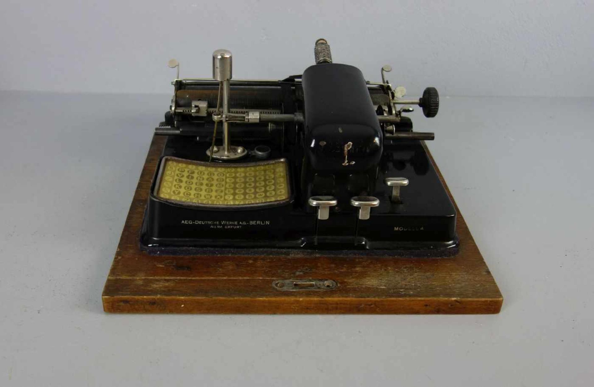 SCHREIBMASCHINE / ZYLINDERKOPFSCHREIBMASCHINE - AEG MIGNON MODELL 4 / typewriter, ab 1924, Zwei- - Image 2 of 7