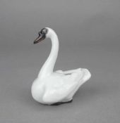 PORZELLANFIGUR / porcelain figure: "Schwan", Manufaktur Meissen, unterglasurblaue Schwertermarke,