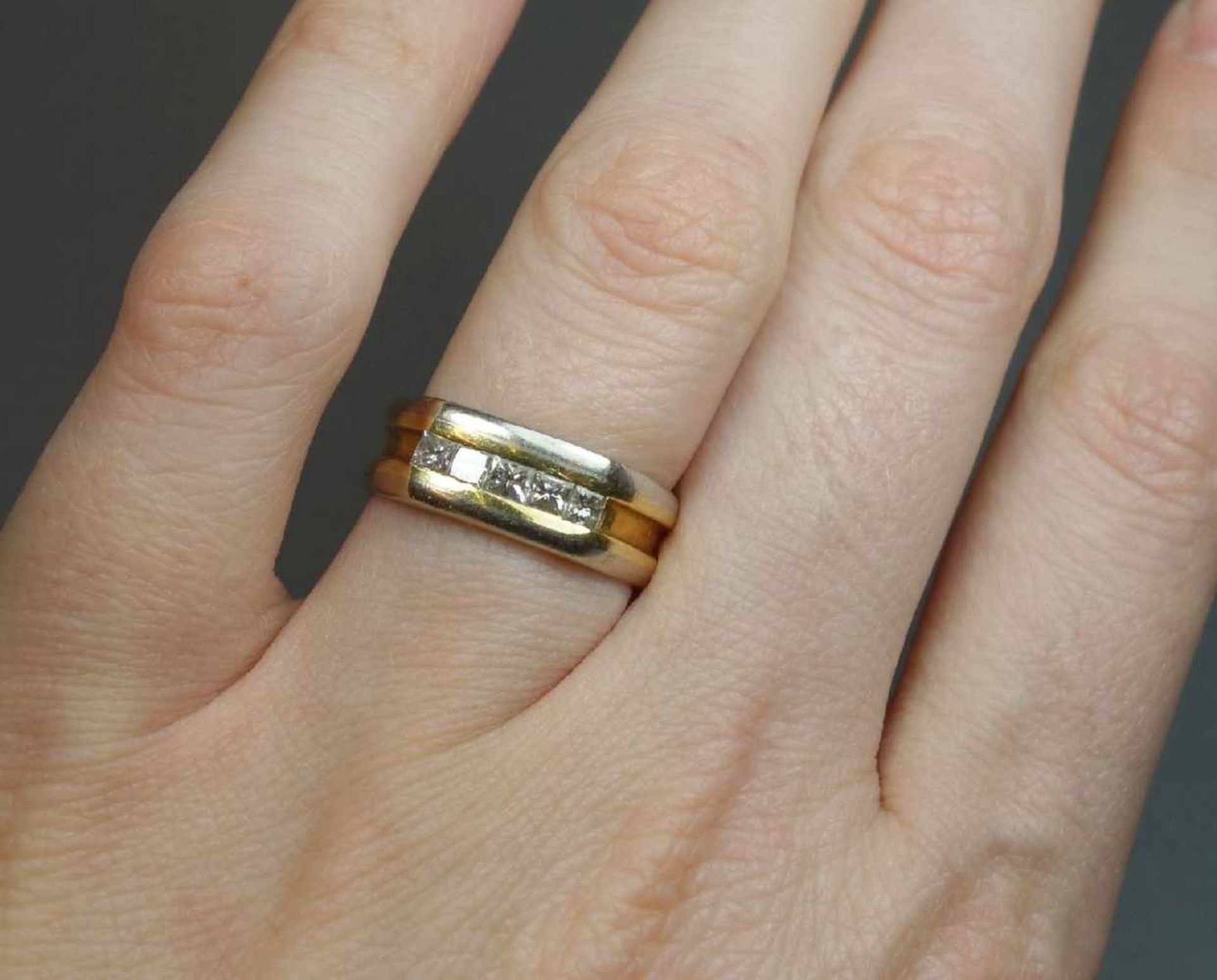 RING, bicolor, 750er Gold (5,4 g), Ringschiene besetzt mit 5 Brillanten von je 0,05 ct.; Ringgr. - Bild 4 aus 4