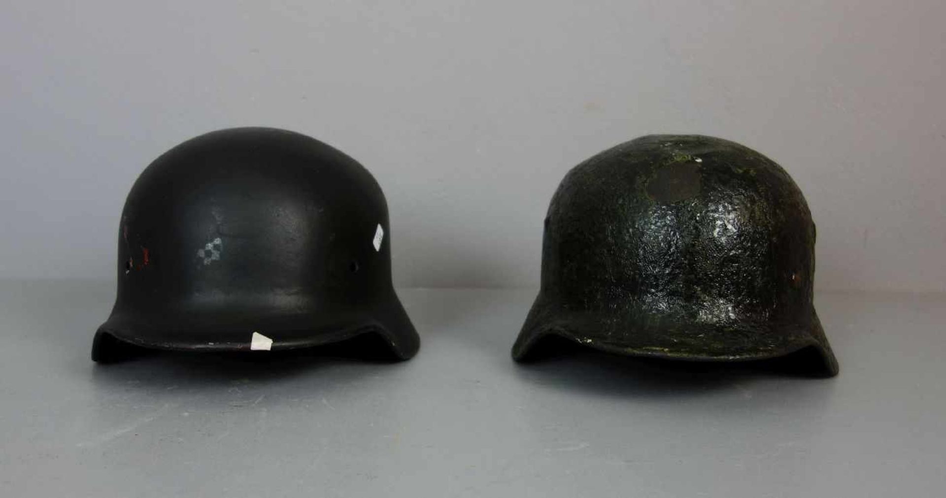 2 STAHLHELME / steel helmets, 20. Jh., geschwärztes Metall, Helmglocke jeweils mit Nackenschirm; - Bild 2 aus 4